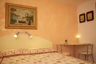 一軒屋 Affittacamere Monica