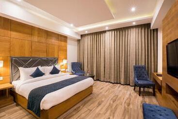 هتل Regenta Central Cassia Zirakpur Chandigarh