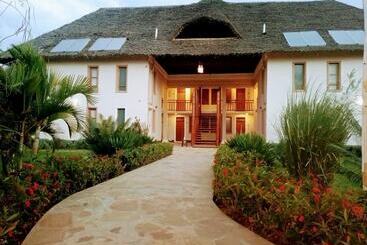 هتل The Last Village Lodge