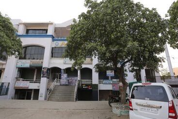 Hotel Oyo 19898 Royal Paradise