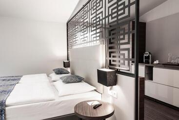 Nuhr Medical   Hotel & Restaurant