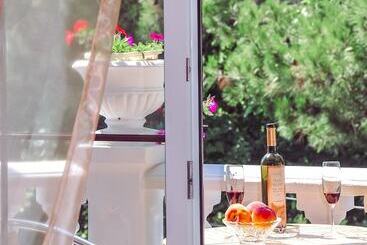 Pension (Hôtel basse catégorie) Kamelot