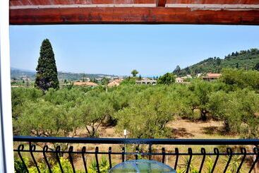 هتل آپارتمان Studios Dimitris Giatras