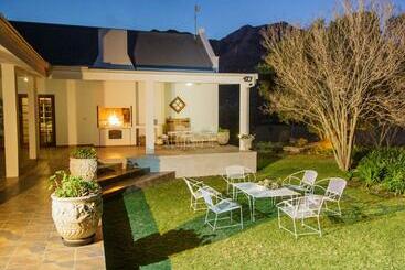 בית מלון כפרי Blue Lily Retreat