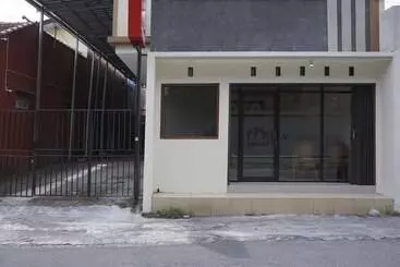 Alberg Oyo 265 Nurdiono House Kentungan