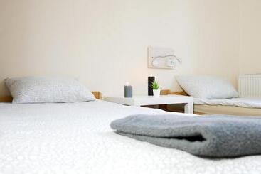 پانسیون Hoża Apartments And Rooms