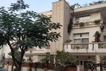 تختخواب و صبحانه All Seasons Homestay