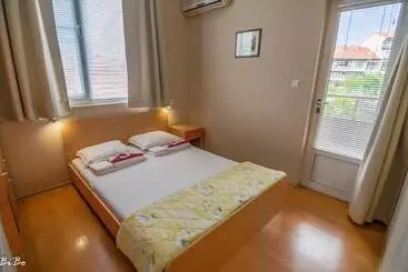 Dom Mladenovi B&b
