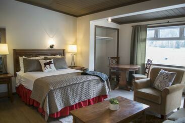 Отель Yamnuska Suites