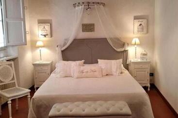 تختخواب و صبحانه La Butterfly Relais