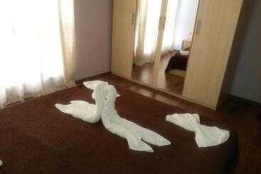 هتل Black Sea Breakfast, Pool & Free Parking