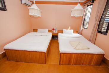 Hotel Chitwan Tiger Camp