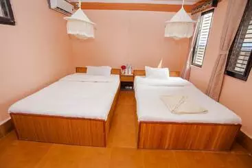 هتل Chitwan Tiger Camp