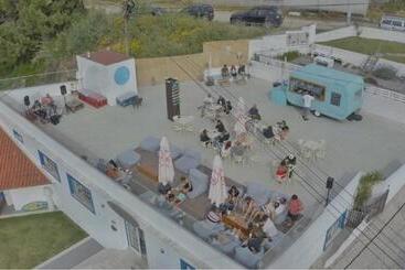 پانسیون Zulla Nazaré`s Surf Village