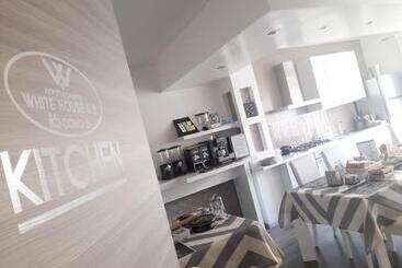 פנסיון White House & B