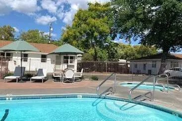 ホテル Carlin's Cottage Court