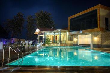 Four Vedas Hotel & Resort