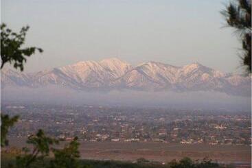 Общежитие Hilltop Tavern And Inn