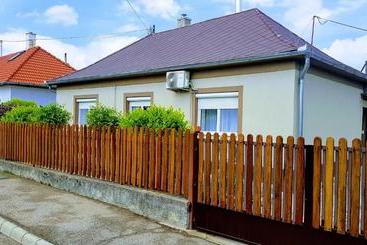 ツーリストアパートメント Tini Apartman