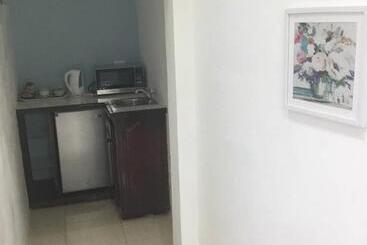 پانسیون Cool Breeze Discovery Bay