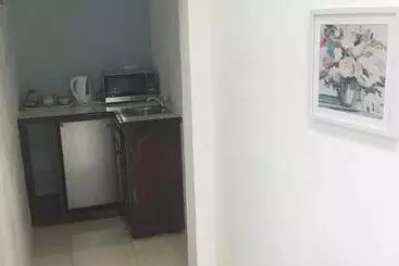 پانسیون Cool Breeze Discovery Bay