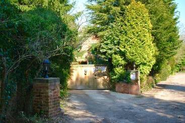 Casa Rurale Squirrel Barn. Hi Spec. Hot Tub & Wifi. Sleeps 14