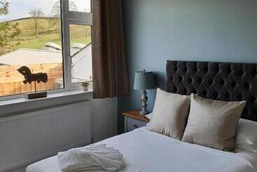 Bed and Breakfast Rooms At The Dressers Arms