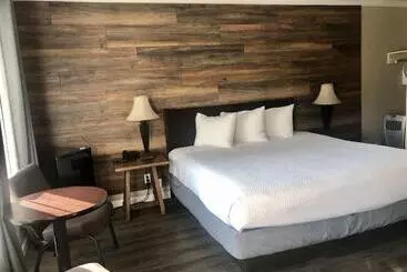 בית מלון כפרי Inn By The Bay Monterey