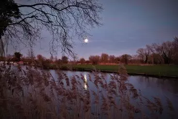 Apartaments turístics Picturesque Riverside Cottage   2 Bedroom