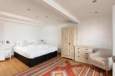 Aparthotel Stag Cottage, Sea Wall
