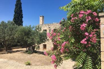 관광객 아파트 Pyrgos Ralli Estate Apartments And Suites