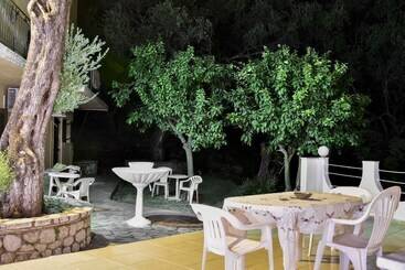 پانسیون Corfu Room