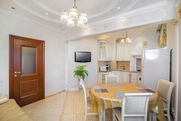 アパートメント Apartexpo On Pobedy Square 1b