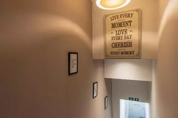 آپارتمان‌های توریست‌ها The Hive Apartment