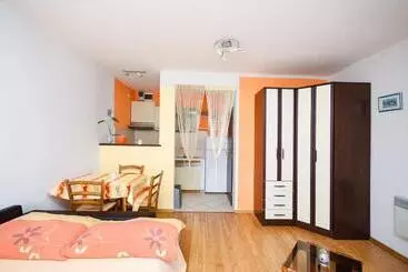 ツーリストアパートメント Apartments Jadrana