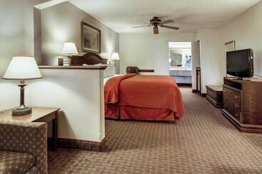 בית מלון כפרי Quality Inn & Suites