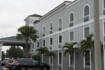 ホテル Ruskin Inn Tampasun City Center