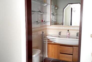 آپارتمان‌های توریست‌ها Spacious House In Encarnacao With Garden & Terrace