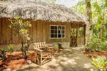 ホテル Falling Leaves Lodge