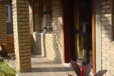 Hotelli Trench Town Lodge