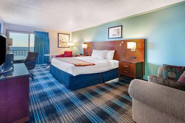 فندق Days Inn & Suites By Wyndham St. Ignace Lakefront