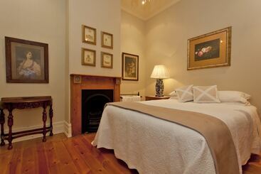 Rose Cottage   Historic Luxury