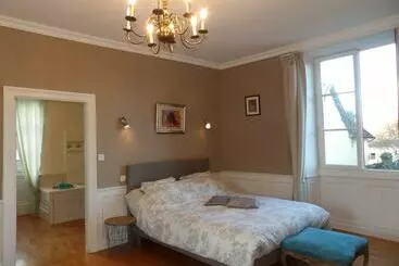 Gîte Rural Au Pays De Jacquou : Chambre D’hôtes Et Table D’hôtes