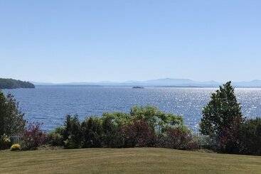 Valcour Inn & Boathouse