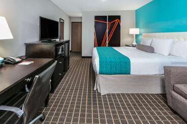 Отель Howard Johnson By Wyndham Near Schlitterbahn