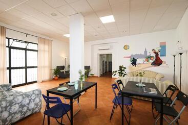 پانسیون Sweet Sevilla Hostel