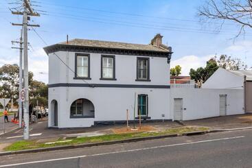 بنسيون Work Sleep Live Melbourne