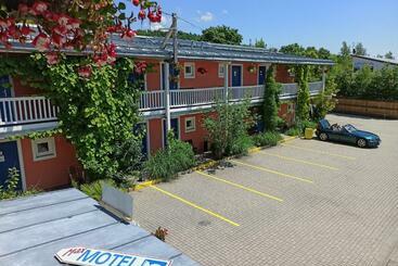 Max Motel