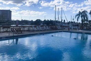 Hotel Magnuson  And Marina New Port Richey
