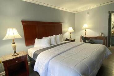 호텔 Quarters Inn & Suites